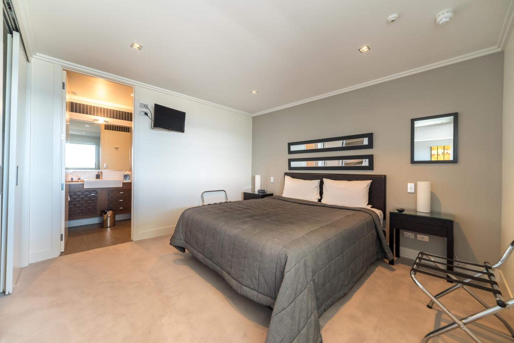 Sacred Waters Taupo Aparthotel Bagian luar foto A bedroom in a hotel