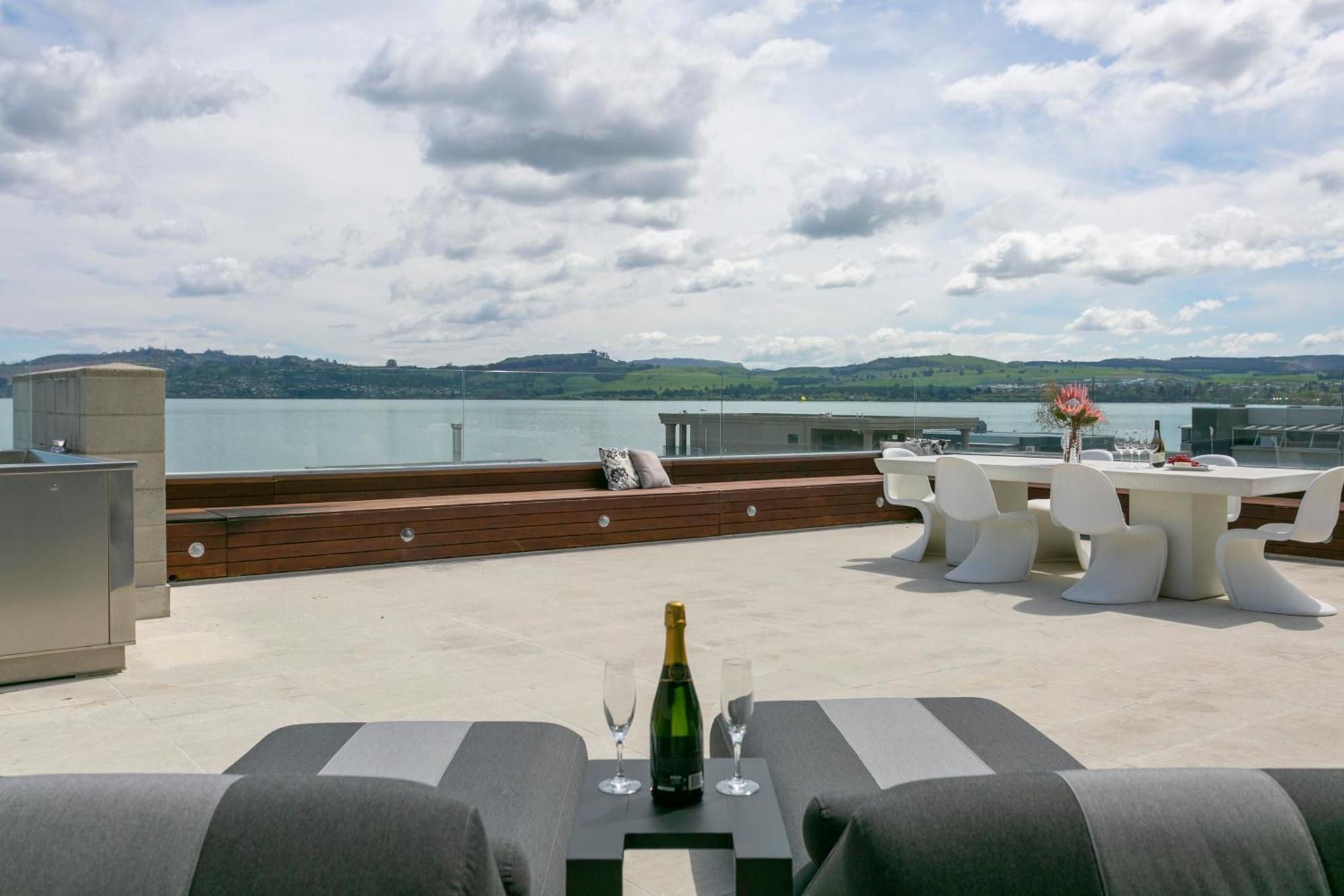 Sacred Waters Taupo Aparthotel Bagian luar foto The rooftop terrace
