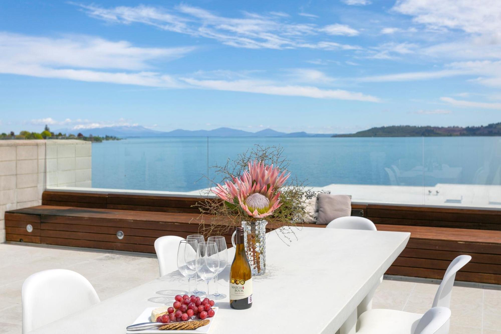 Sacred Waters Taupo Aparthotel Bagian luar foto View from the rooftop