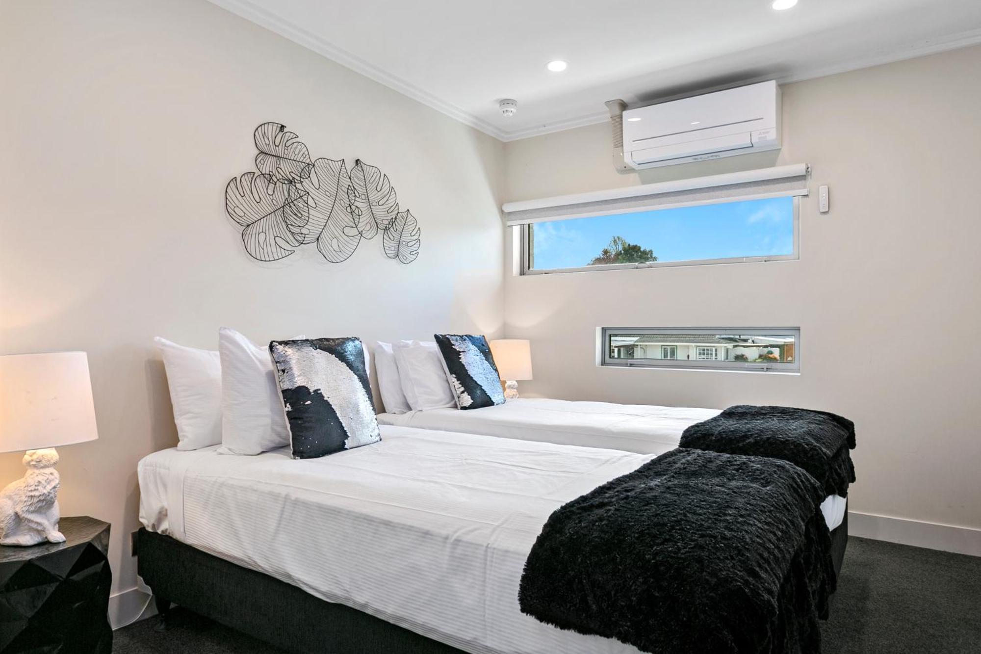 Sacred Waters Taupo Aparthotel Bagian luar foto A bedroom in a serviced apartment