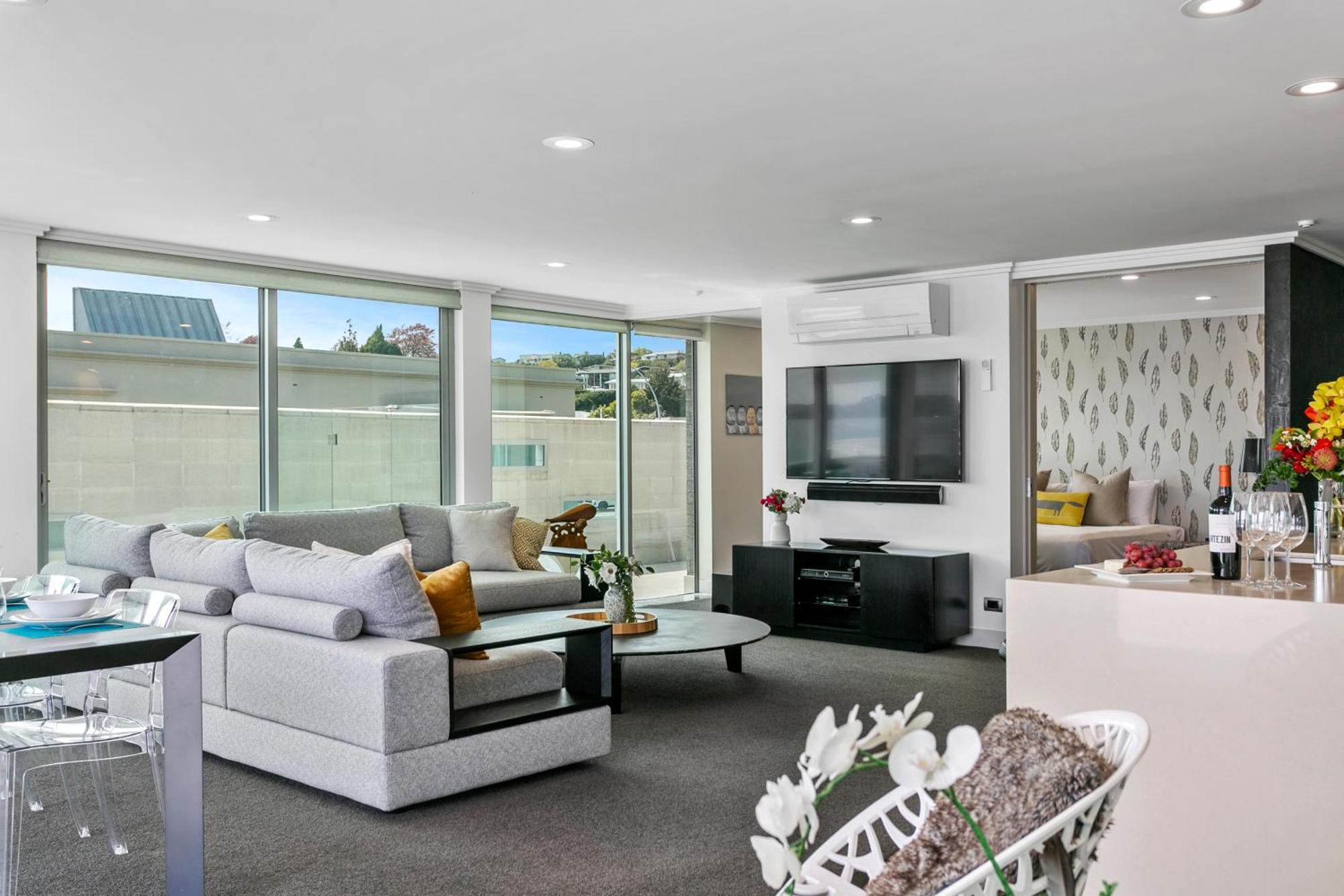 Sacred Waters Taupo Aparthotel Bagian luar foto A living room in a penthouse apartment