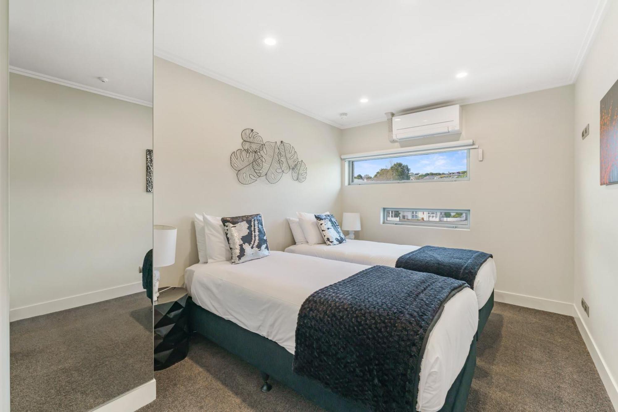 Sacred Waters Taupo Aparthotel Bagian luar foto A bedroom at the hotel