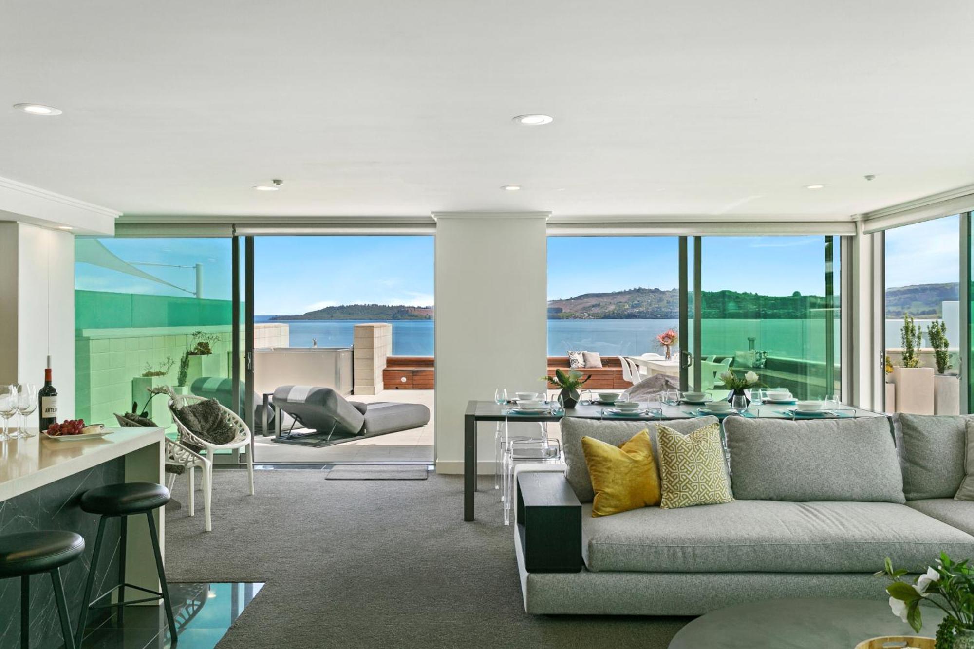 Sacred Waters Taupo Aparthotel Bagian luar foto A living room in a penthouse apartment