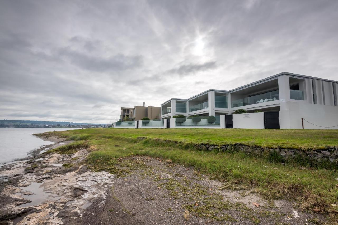 Sacred Waters Taupo Aparthotel Bagian luar foto Modern houses in the town