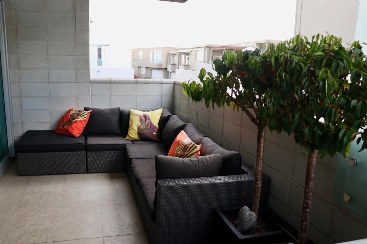 Sacred Waters Taupo Aparthotel Bagian luar foto A balcony in a condominium
