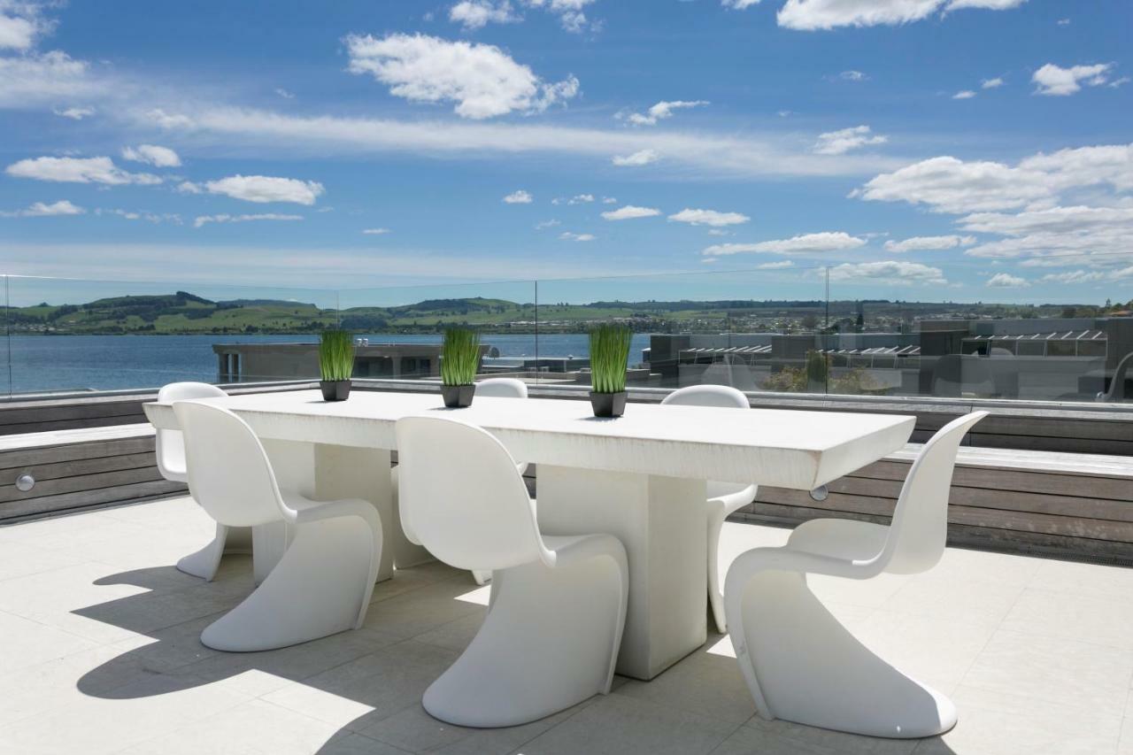 Sacred Waters Taupo Aparthotel Bagian luar foto Box stacking table