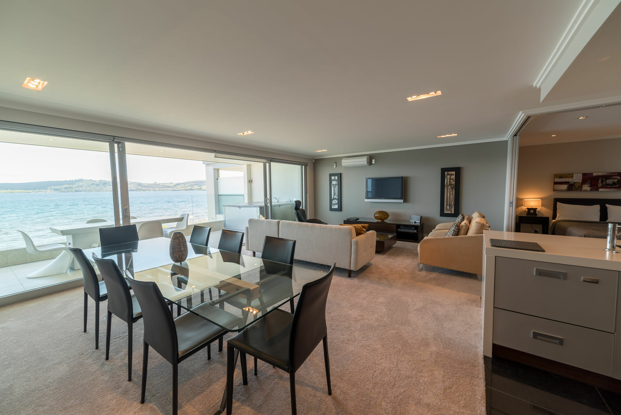 Sacred Waters Taupo Aparthotel Bagian luar foto A typical apartment interior