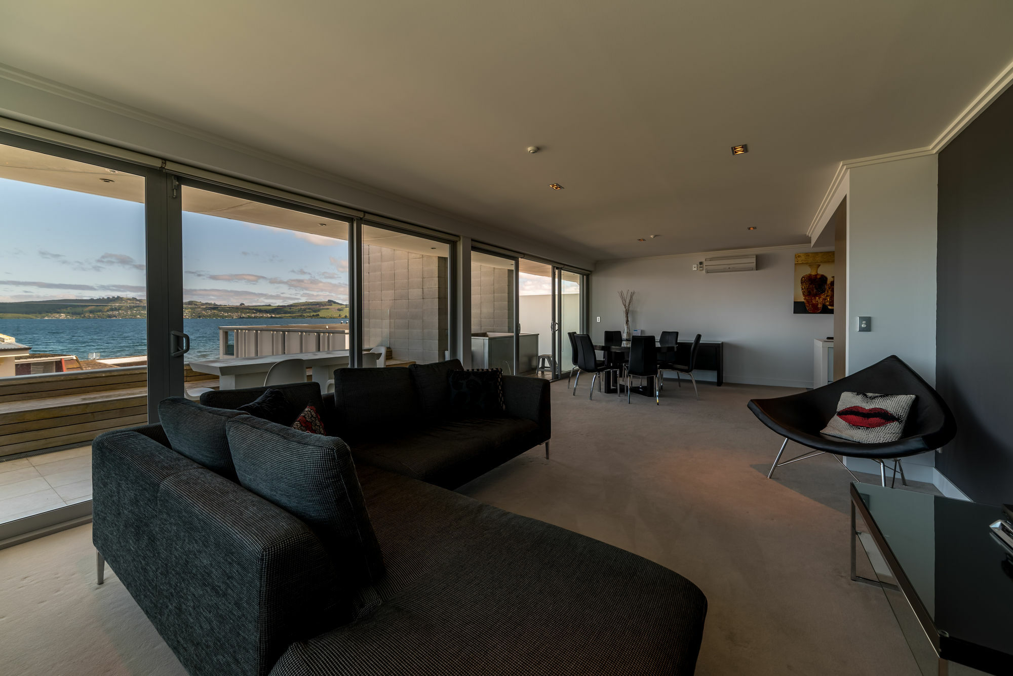 Sacred Waters Taupo Aparthotel Bagian luar foto A penthouse apartment at The Beacon